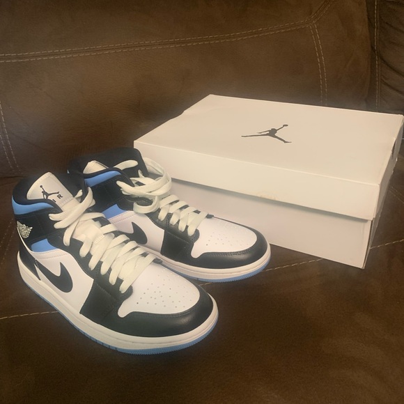 Nike Air Jordan 1 Mid Women’s - Picture 3 of 4